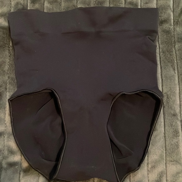 SKIMS SEAMLESS SCULPT MID WAIST BRIEF - ONYX - Picture 2 of 8